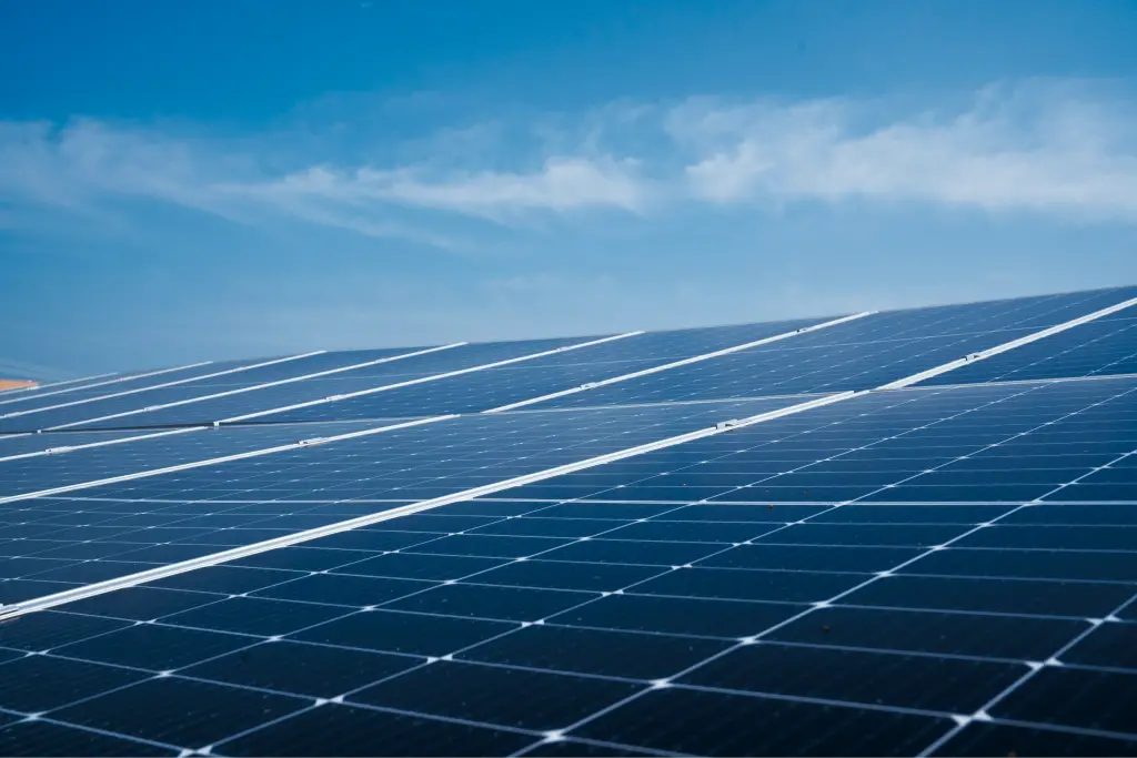 Painéis solares sob um céu azul