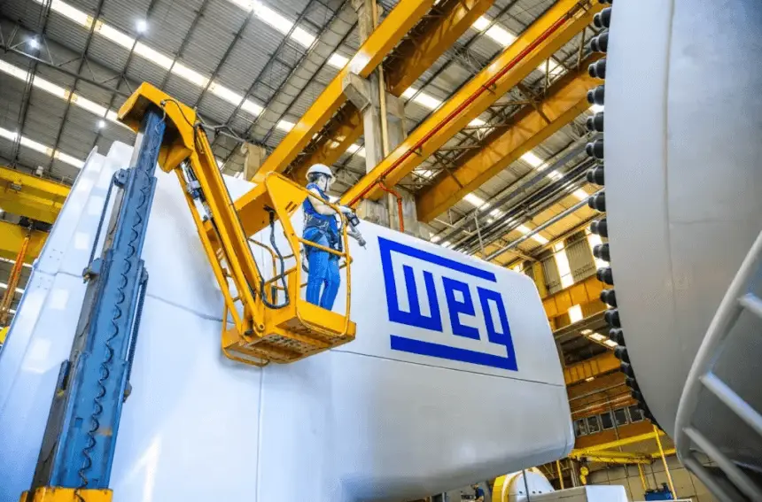 Equipe técnica trabalhando em uma instalação elétrica WEG